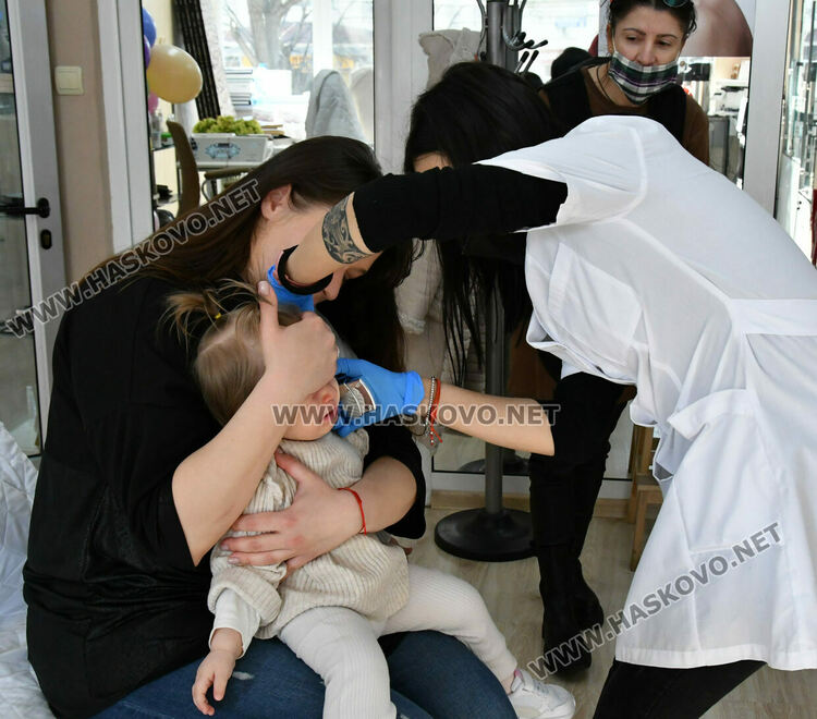 Малките момиченца с "усмивки" на ушенцата на Благовещение