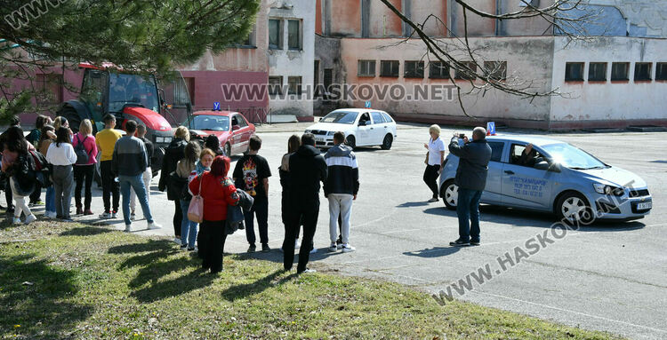 Младежи от пет държави засадиха плодни дръвчета в Хасково на Благовещение