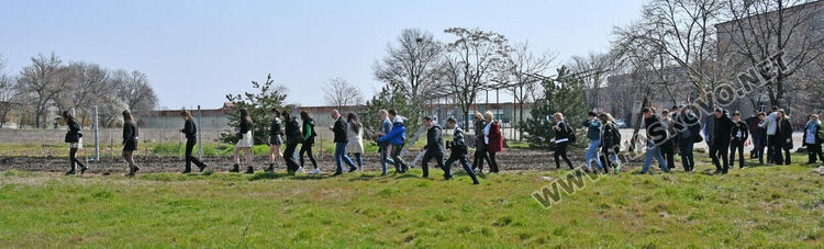 Младежи от пет държави засадиха плодни дръвчета в Хасково на Благовещение