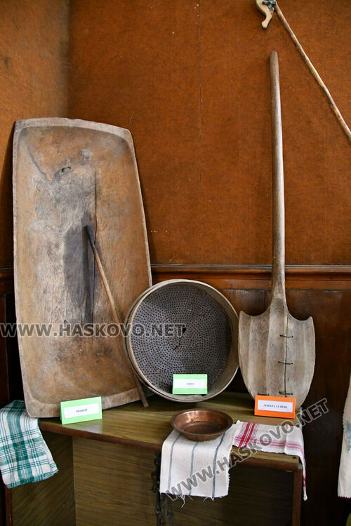 В битов кът показват мънистени колани, изработени от затворници