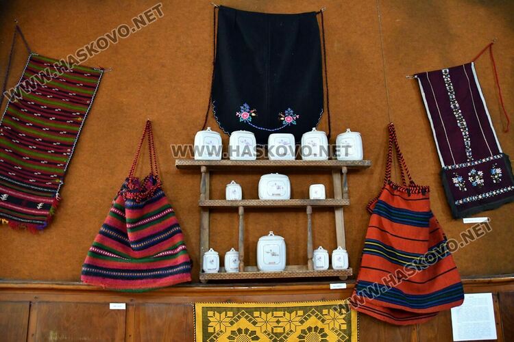 В битов кът показват мънистени колани, изработени от затворници