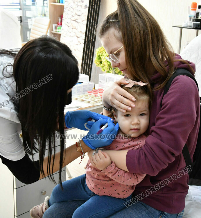 Малките момиченца с "усмивки" на ушенцата на Благовещение