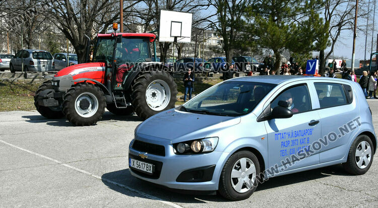 Младежи от пет държави засадиха плодни дръвчета в Хасково на Благовещение