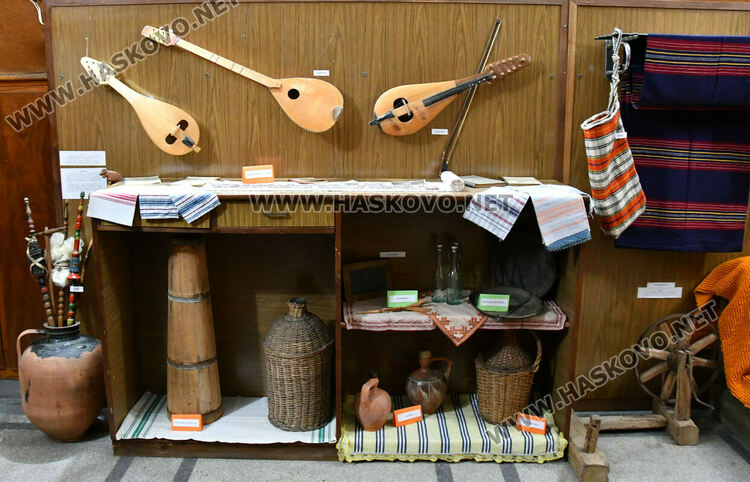 В битов кът показват мънистени колани, изработени от затворници