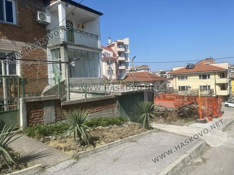 Срути се стена от къща при нов строеж  на ул”Байкал” в Хасково