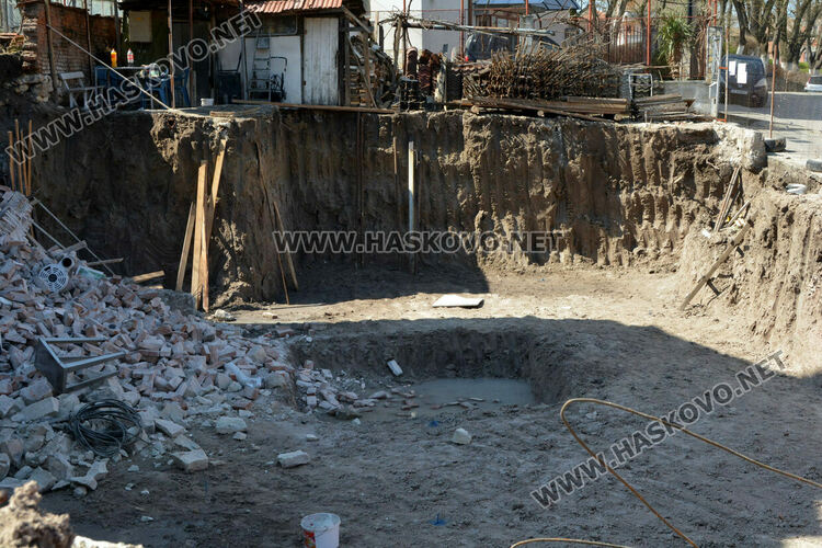 Срути се стена от къща при нов строеж  на ул”Байкал” в Хасково