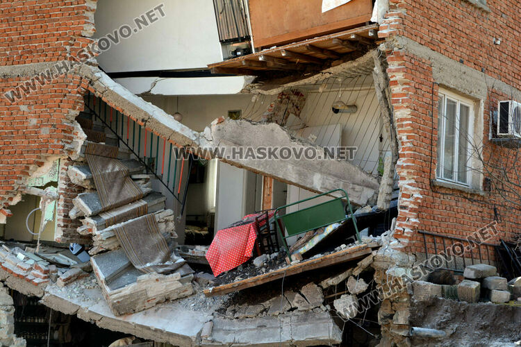 Срути се стена от къща при нов строеж  на ул”Байкал” в Хасково