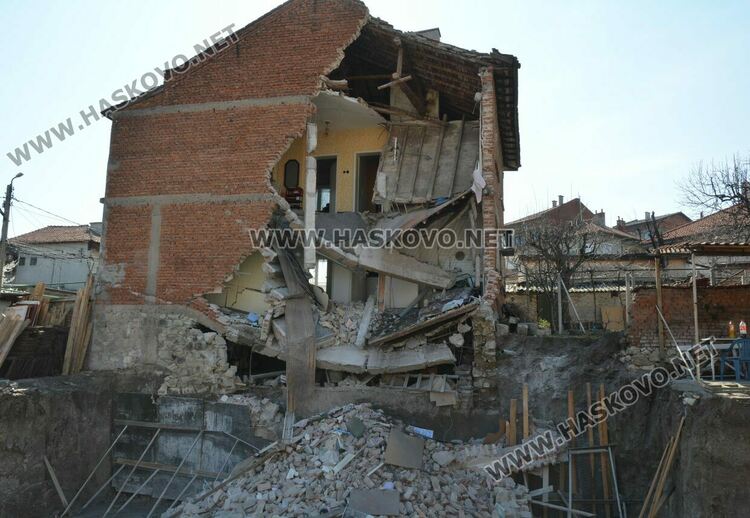 Инвеститорът на проблемния строеж вдига нова къща на пострадалите от ул.„Байкал“