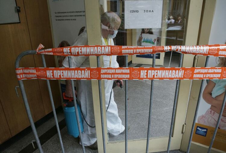 Намалява заетостта на болничните легла за интензивно лечение на пациенти с COVID-19