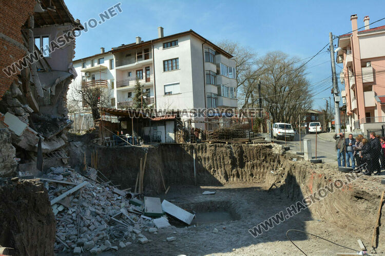 Инвеститорът на проблемния строеж вдига нова къща на пострадалите от ул.„Байкал“