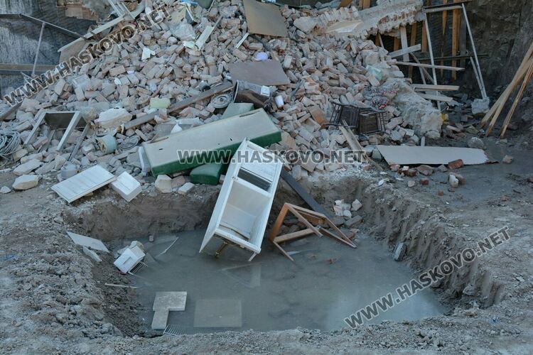 Инвеститорът на проблемния строеж вдига нова къща на пострадалите от ул.„Байкал“