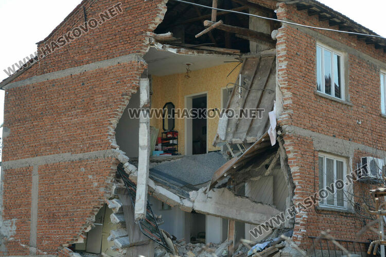 Инвеститорът на проблемния строеж вдига нова къща на пострадалите от ул.„Байкал“