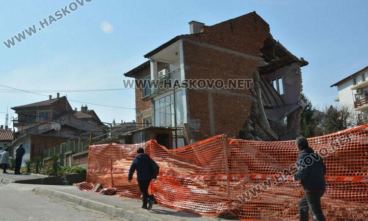 Инвеститорът на проблемния строеж вдига нова къща на пострадалите от ул.„Байкал“