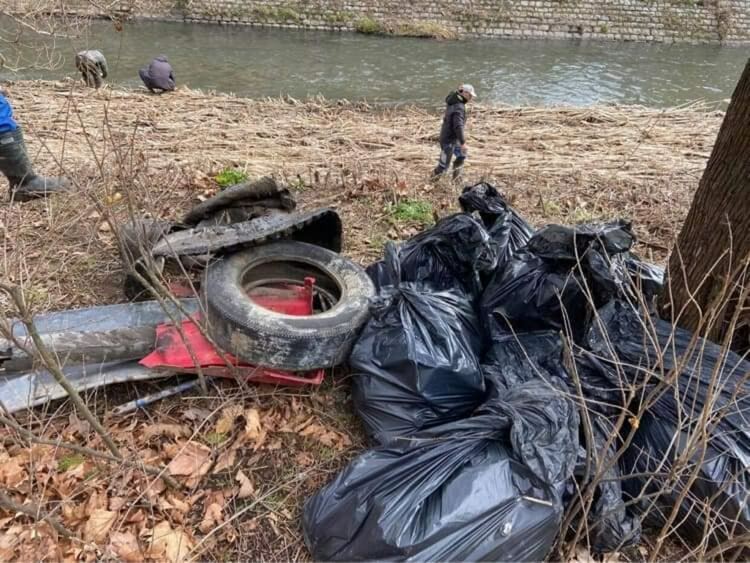 Инициатива за почистване в градския парк