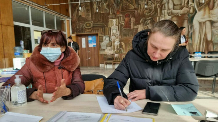 След регистрацията си в МВР Людмила попълни и анкетна карта в центъра за подпомагане на бежанците