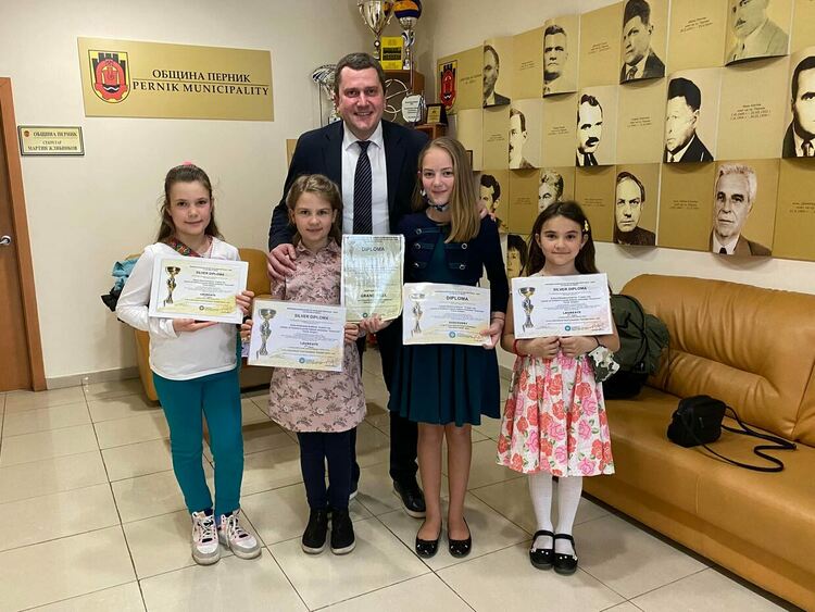 Кметът на Община Перник Станислав Владимиров се срещна с деца от Народен хор на ДЮФА „Граовче“