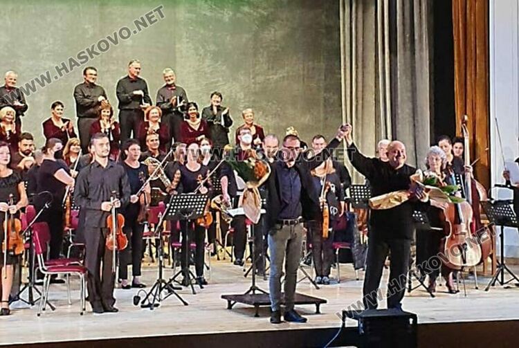 Хор „Родна песен“ продължава турнето си със Симфониета -Враца