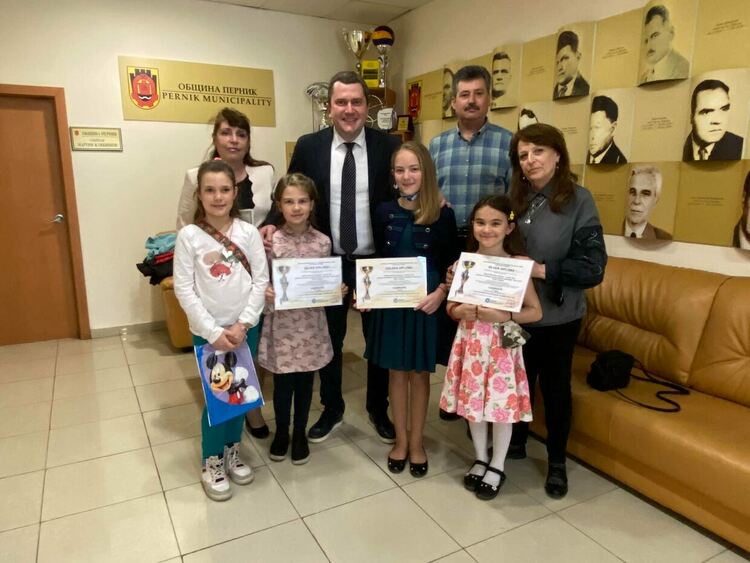 Кметът на Община Перник Станислав Владимиров се срещна с деца от Народен хор на ДЮФА „Граовче“