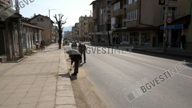 Смолян потъна в прахоляк и дупки