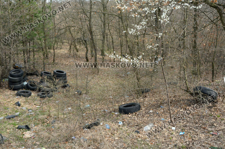 Изхвърлиха стари гуми и отпадъци в „Кенана“