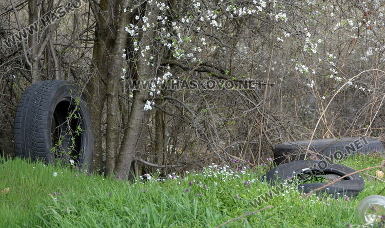 Изхвърлиха стари гуми и отпадъци в „Кенана“