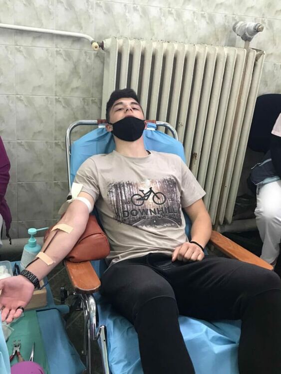 Ученик от Мюсюлманското училище в Момчилград даде старт на кампания за кръводаряване