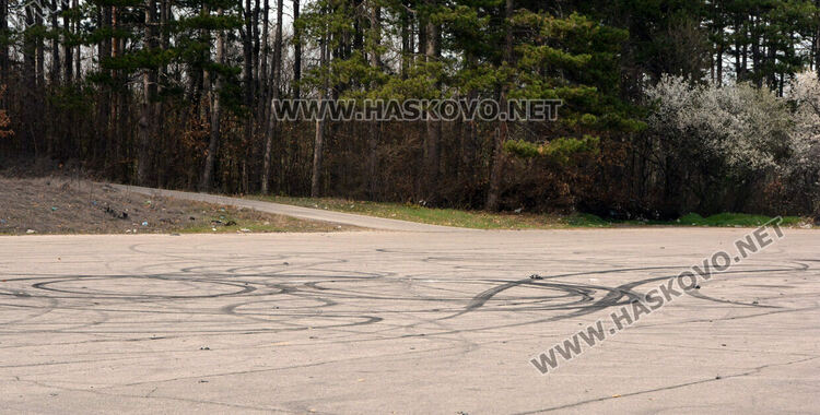 Изхвърлиха стари гуми и отпадъци в „Кенана“