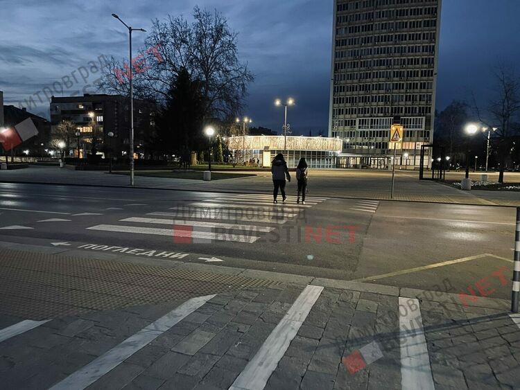 Пешеходна пътека в центъра на Димитровград не е добре осветена, има проблем, но как да бъде решен?