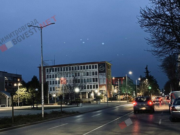 Пешеходна пътека в центъра на Димитровград не е добре осветена, има проблем, но как да бъде решен?