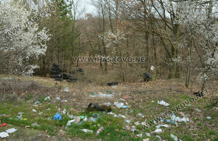 Изхвърлиха стари гуми и отпадъци в „Кенана“