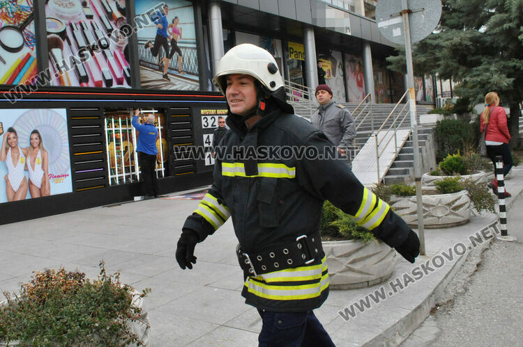 Вятърът изтръгна ламарини от покриви в Хасково