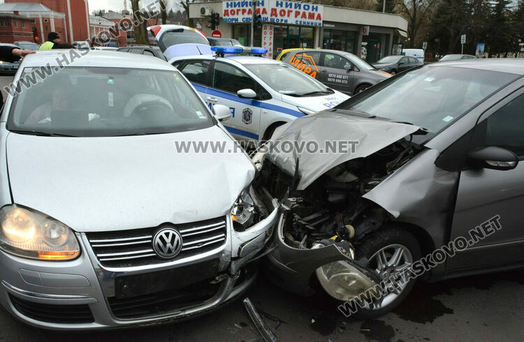 Трима пострадаха при катастрофа до Зеленчуковия пазар