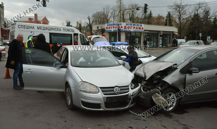 Трима пострадаха при катастрофа до Зеленчуковия пазар