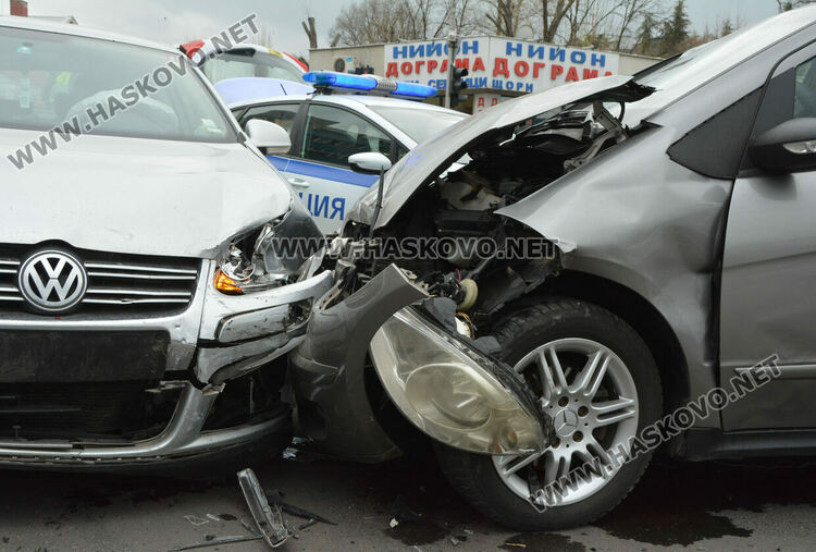 Трима пострадаха при катастрофа до Зеленчуковия пазар