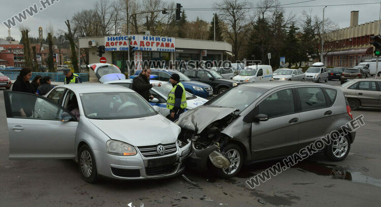 Трима пострадаха при катастрофа до Зеленчуковия пазар