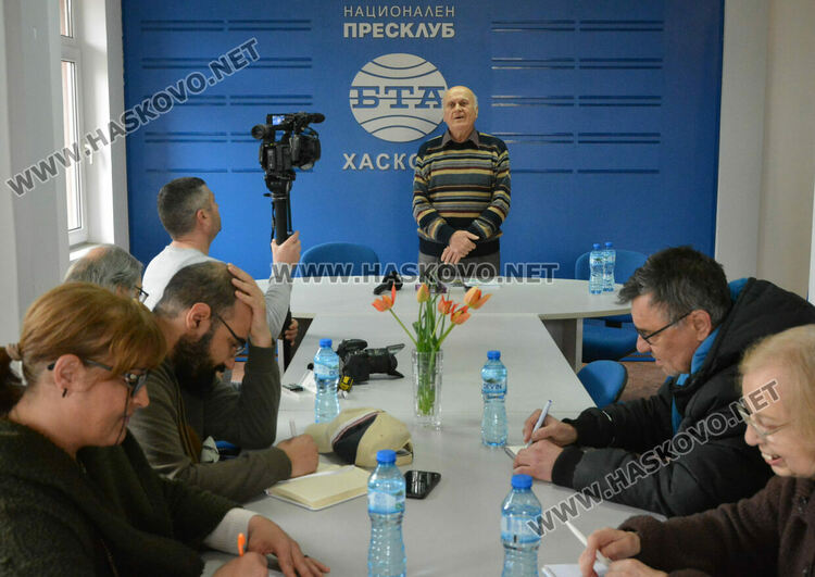 Поетът и композитор Стефан Милев представи две нови книги