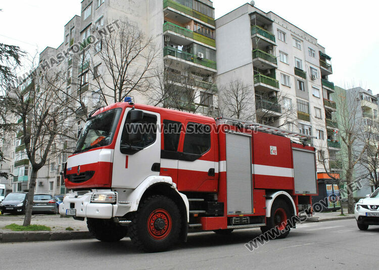 Вятърът изтръгна ламарини от покриви в Хасково