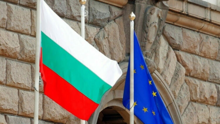 Премиерът Петков обсъди с комисар Вархеи войната в Украйна и разговорите със Скопие