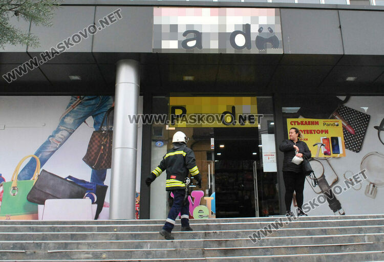 Вятърът изтръгна ламарини от покриви в Хасково