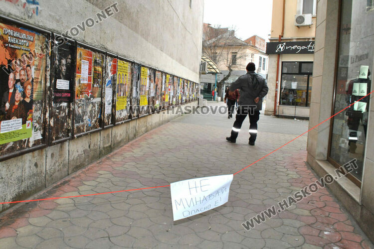 Вятърът изтръгна ламарини от покриви в Хасково