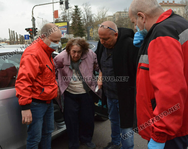 По-възрастната пътничка във Фолксвагена