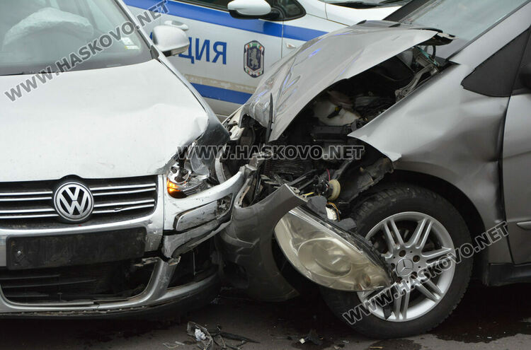 Трима пострадаха при катастрофа до Зеленчуковия пазар