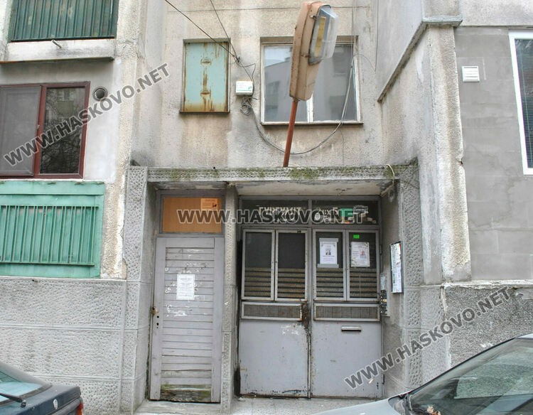 Вятърът изтръгна ламарини от покриви в Хасково