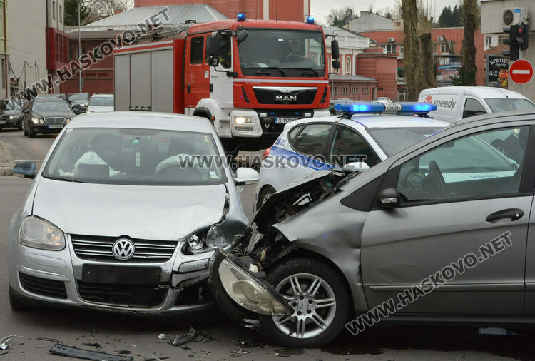 Трима пострадаха при катастрофа до Зеленчуковия пазар