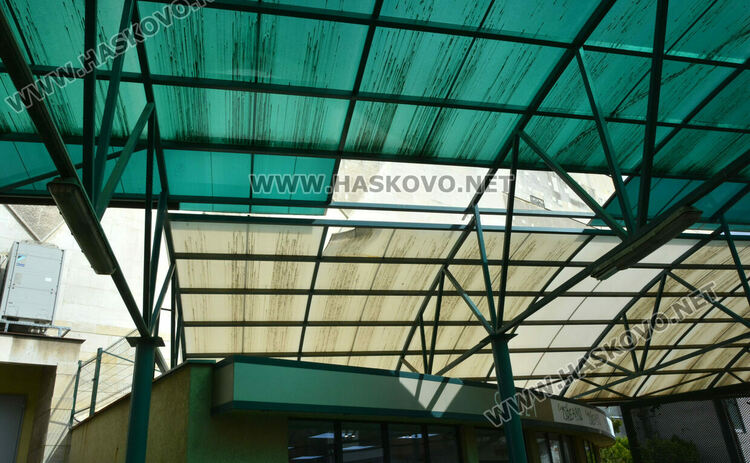 Вятърът събори част от покрива на бензиностанция в Хасково