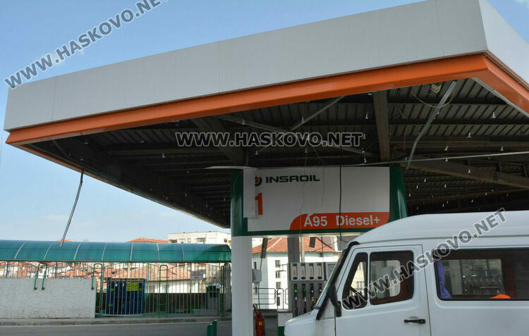 Вятърът събори част от покрива на бензиностанция в Хасково