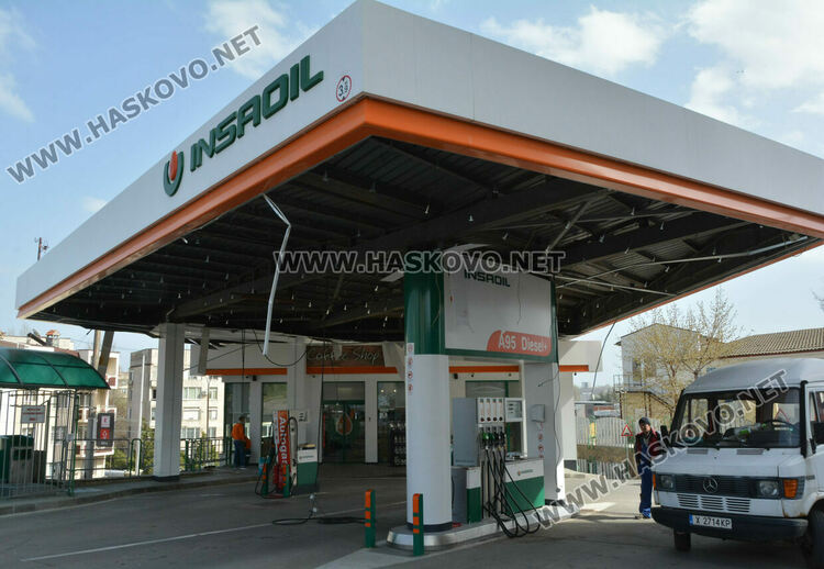 Вятърът събори част от покрива на бензиностанция в Хасково