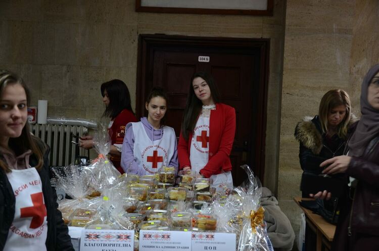 В Рудозем си спретнаха кулинарна битка. Събраните средства отиват за лечението на Дани от Смолян