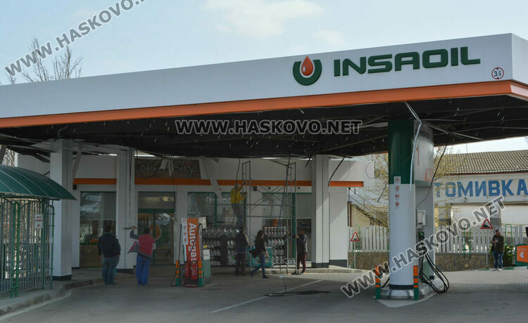 Вятърът събори част от покрива на бензиностанция в Хасково