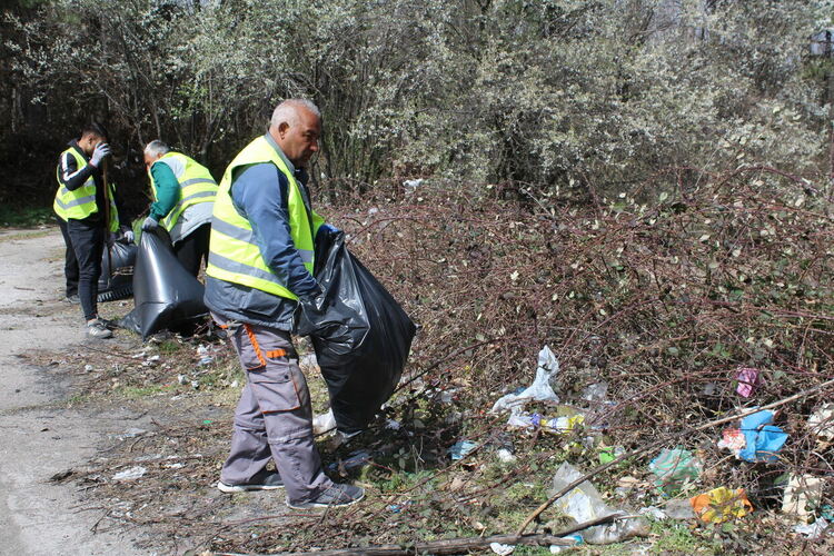 „Екопрогрес“ разчиства боклуците в „Кенана“, призоваха да не се замърсява